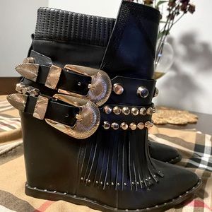 It’s an 8 but runs small…